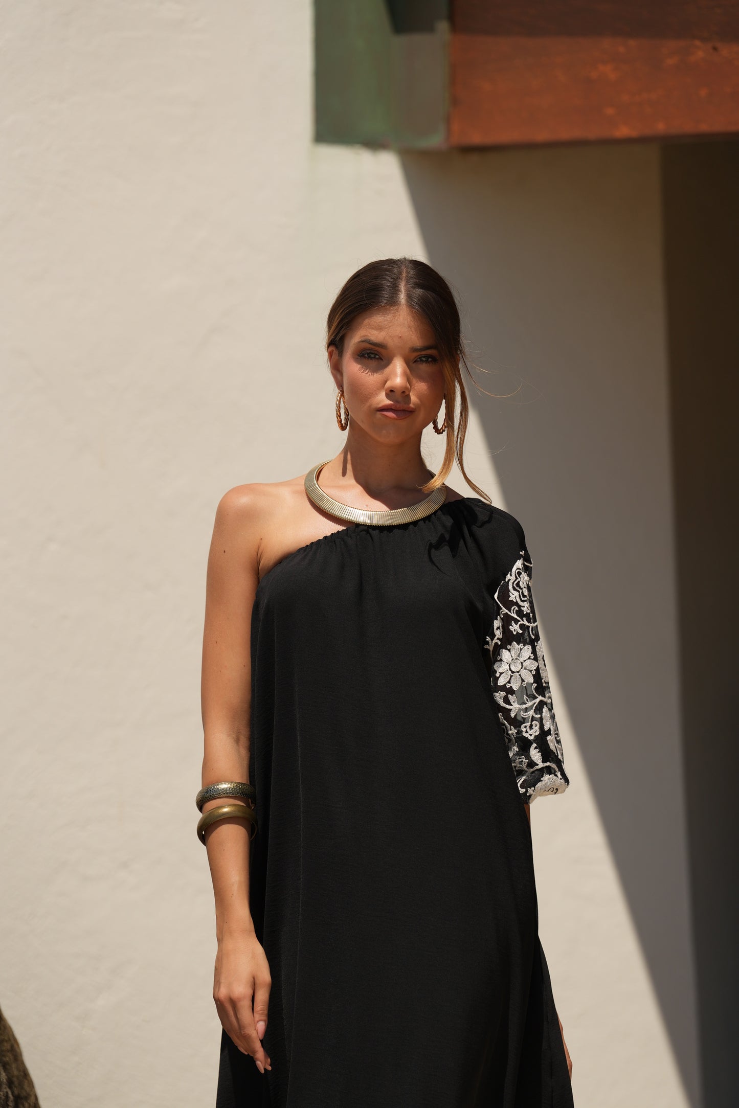 Vestido comprido preto com manga bordada