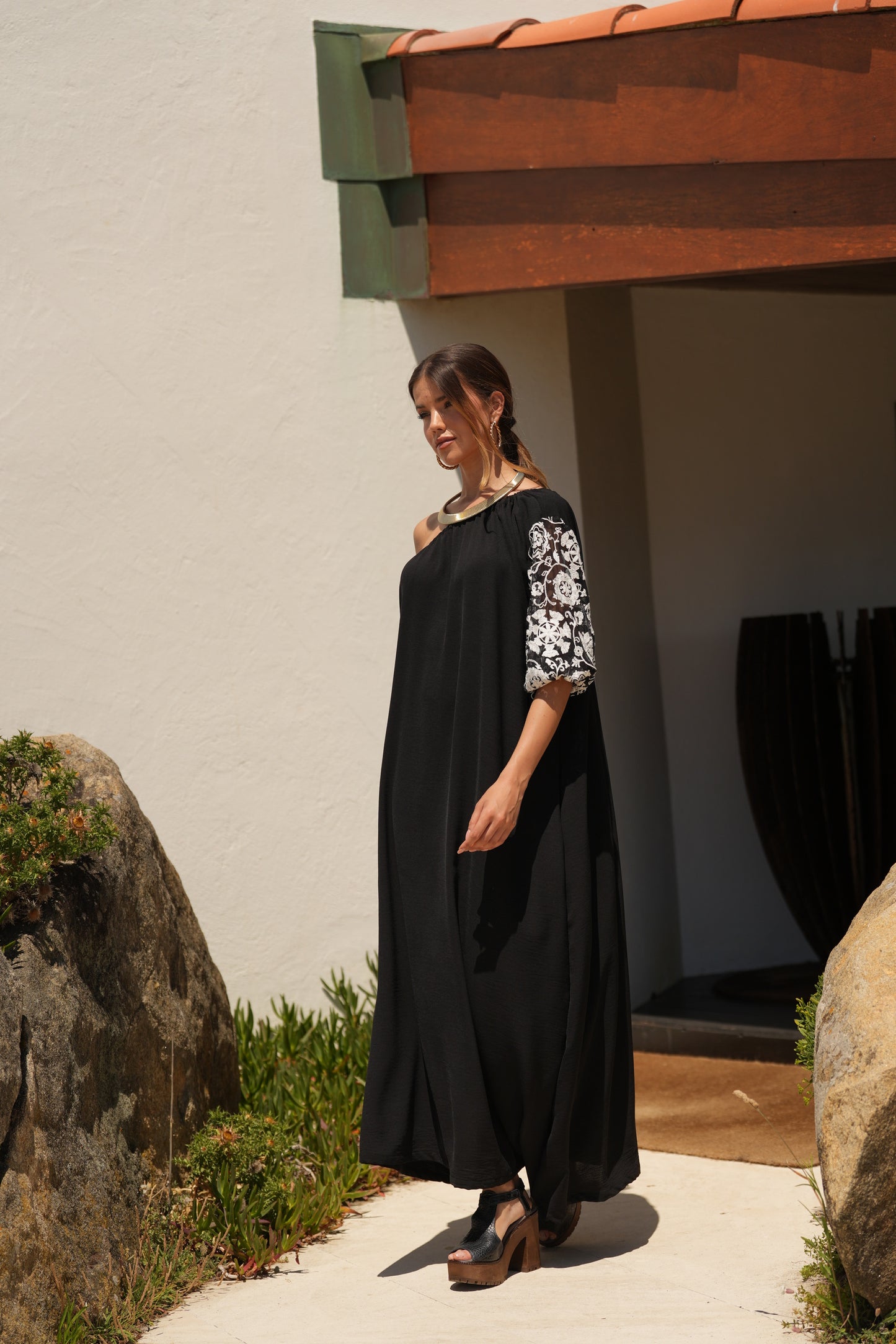 Vestido comprido preto com manga bordada