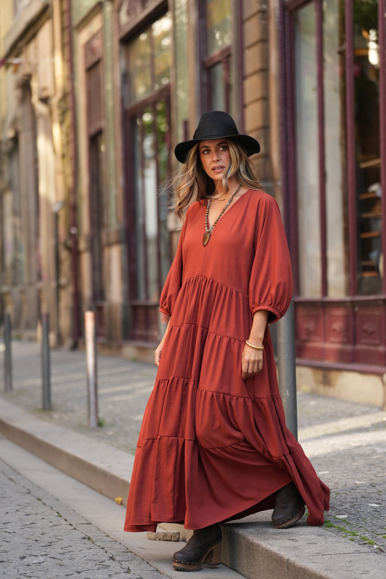 Vestido comprido com folhos