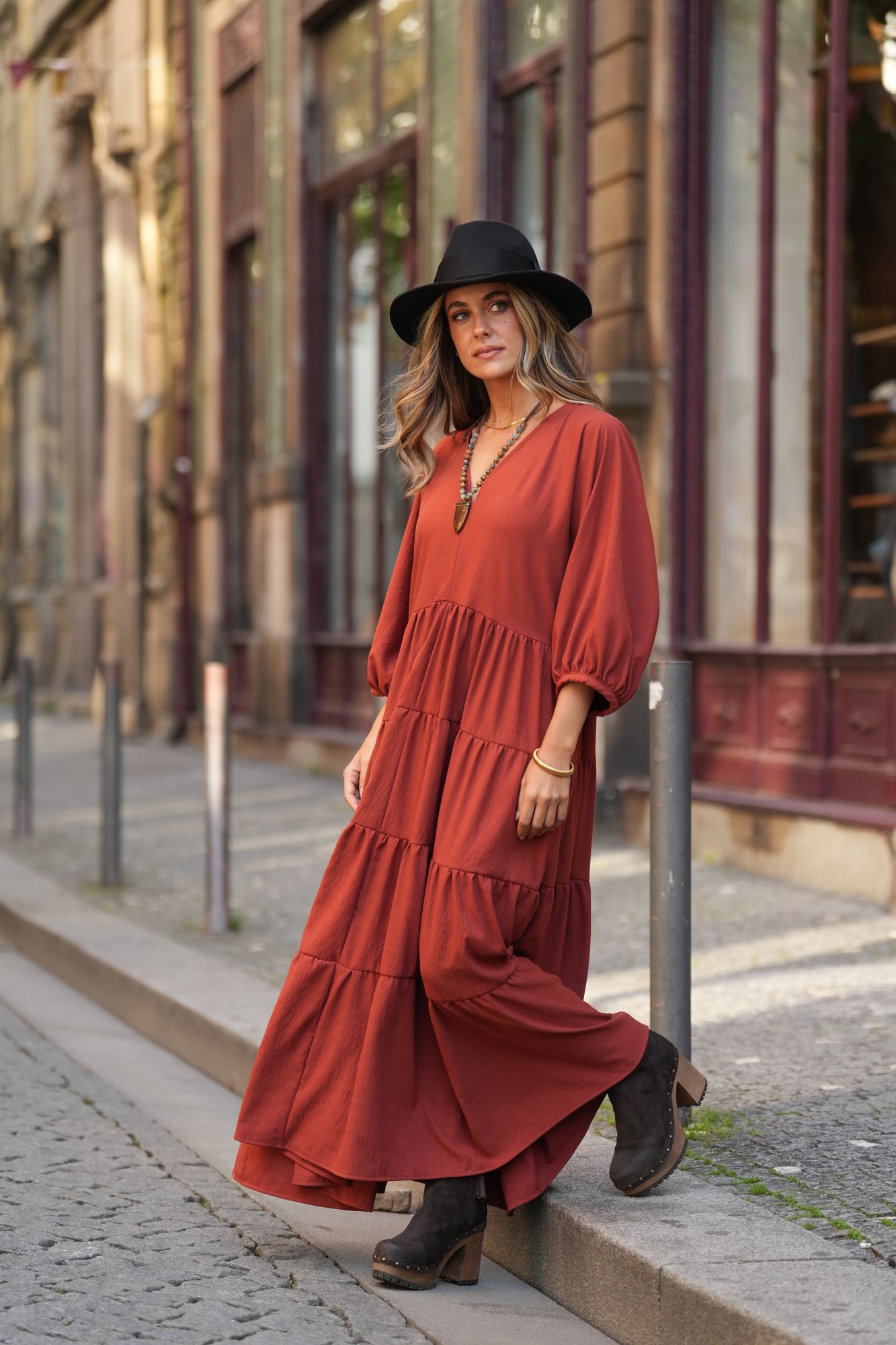 Vestido comprido com folhos