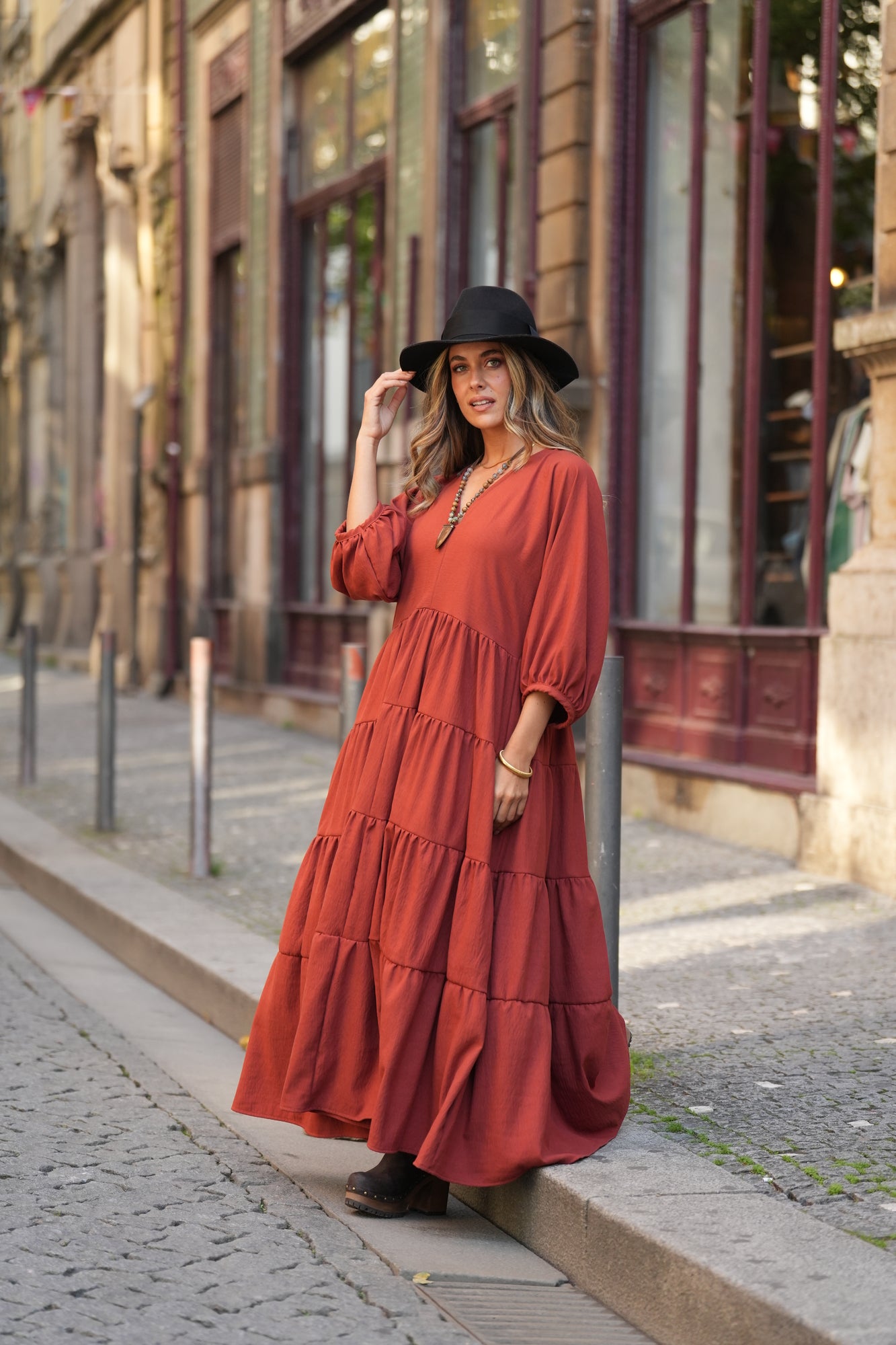 Vestido comprido com folhos