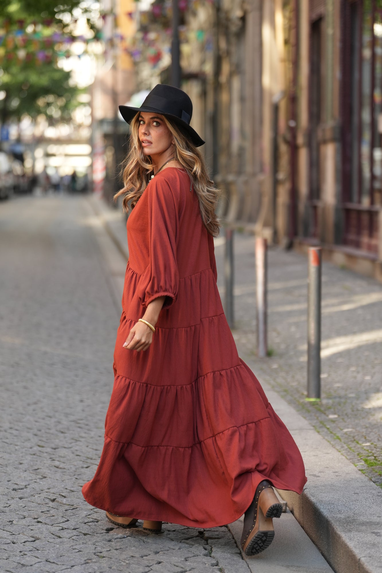 Vestido comprido com folhos