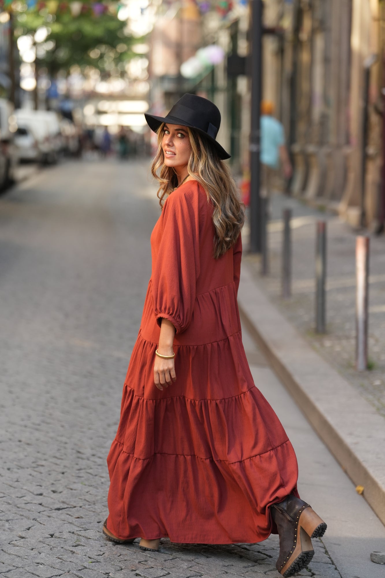 Vestido comprido com folhos