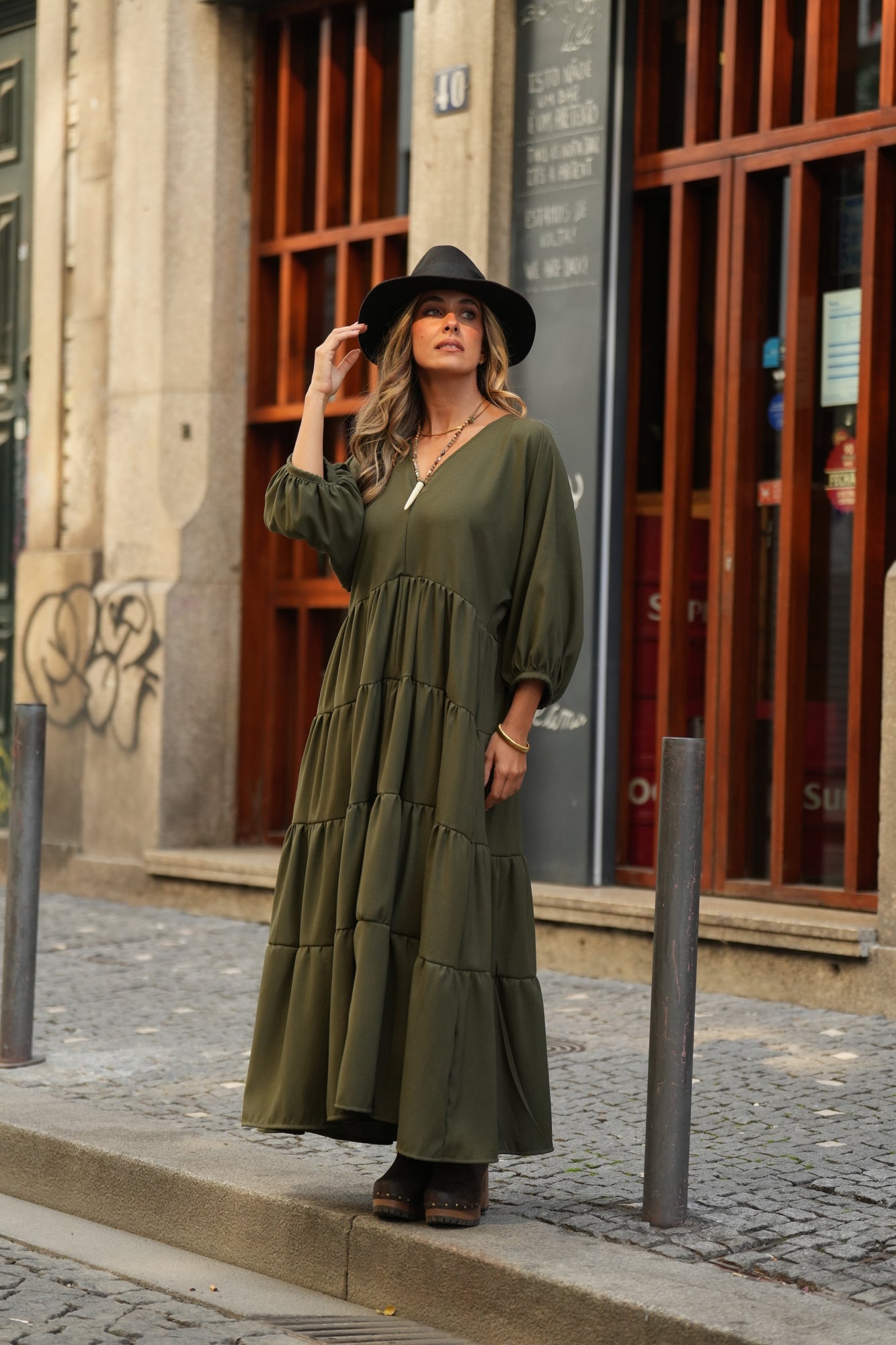 Vestido comprido com folhos