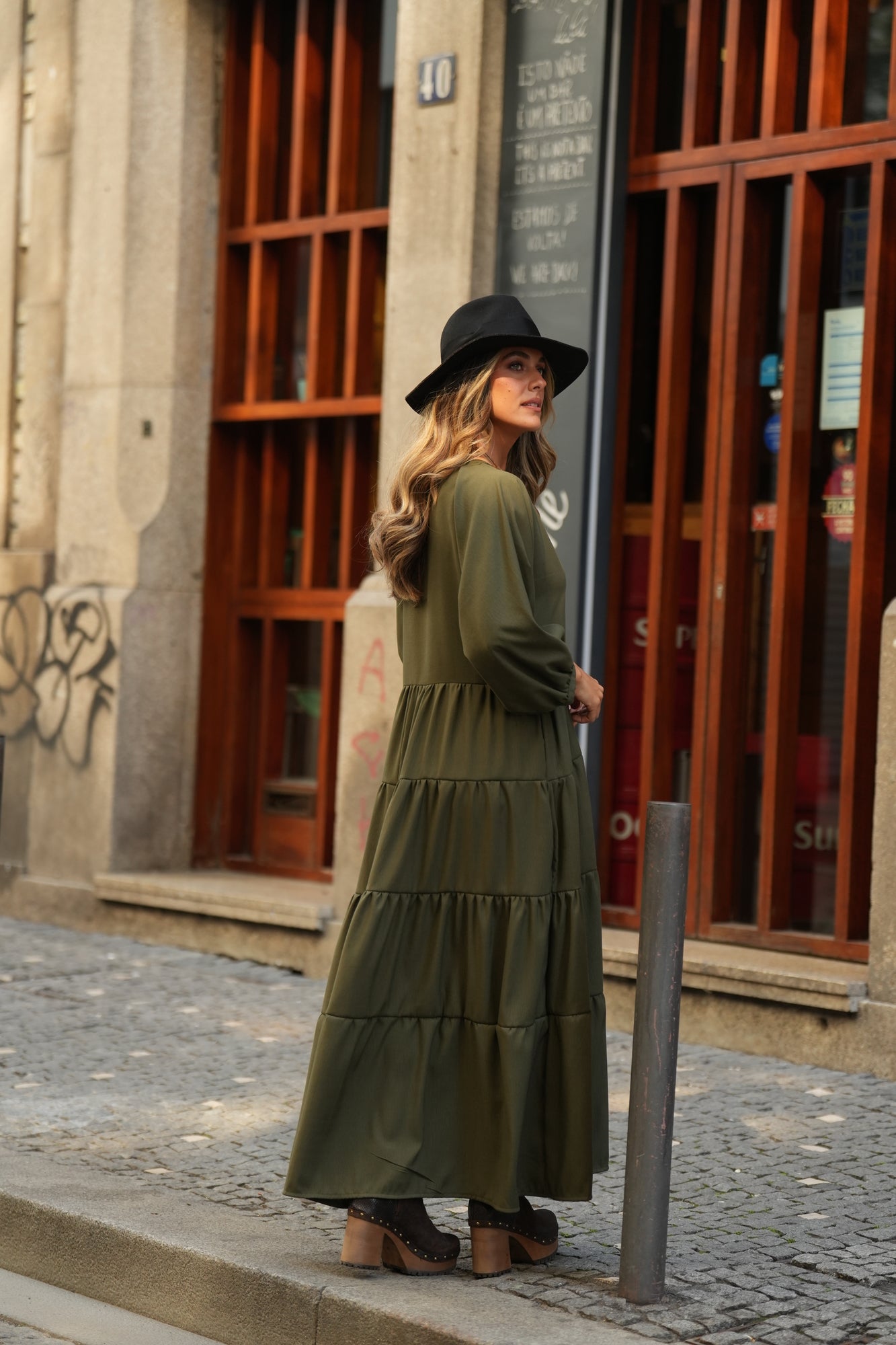 Vestido comprido com folhos