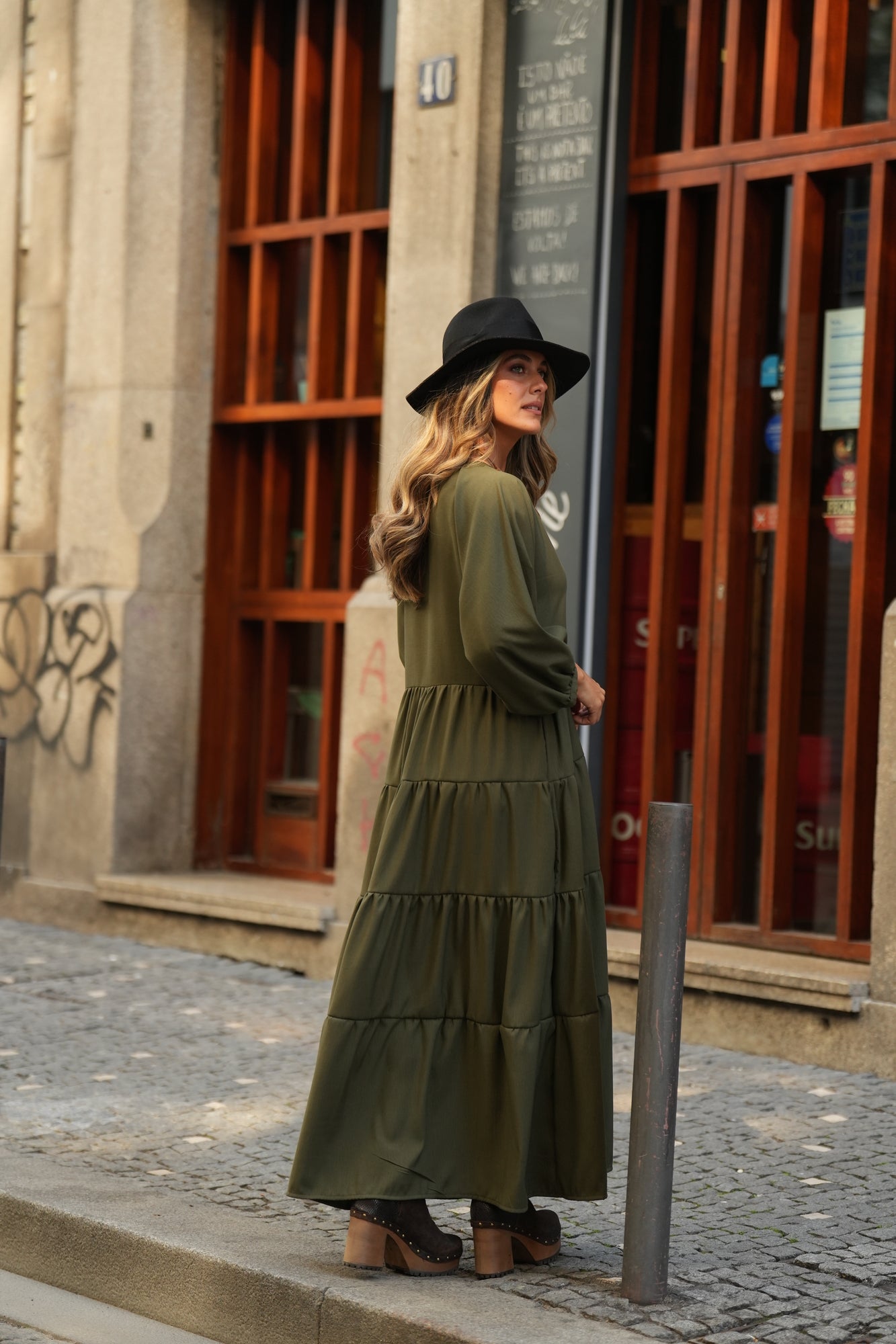 Vestido comprido com folhos