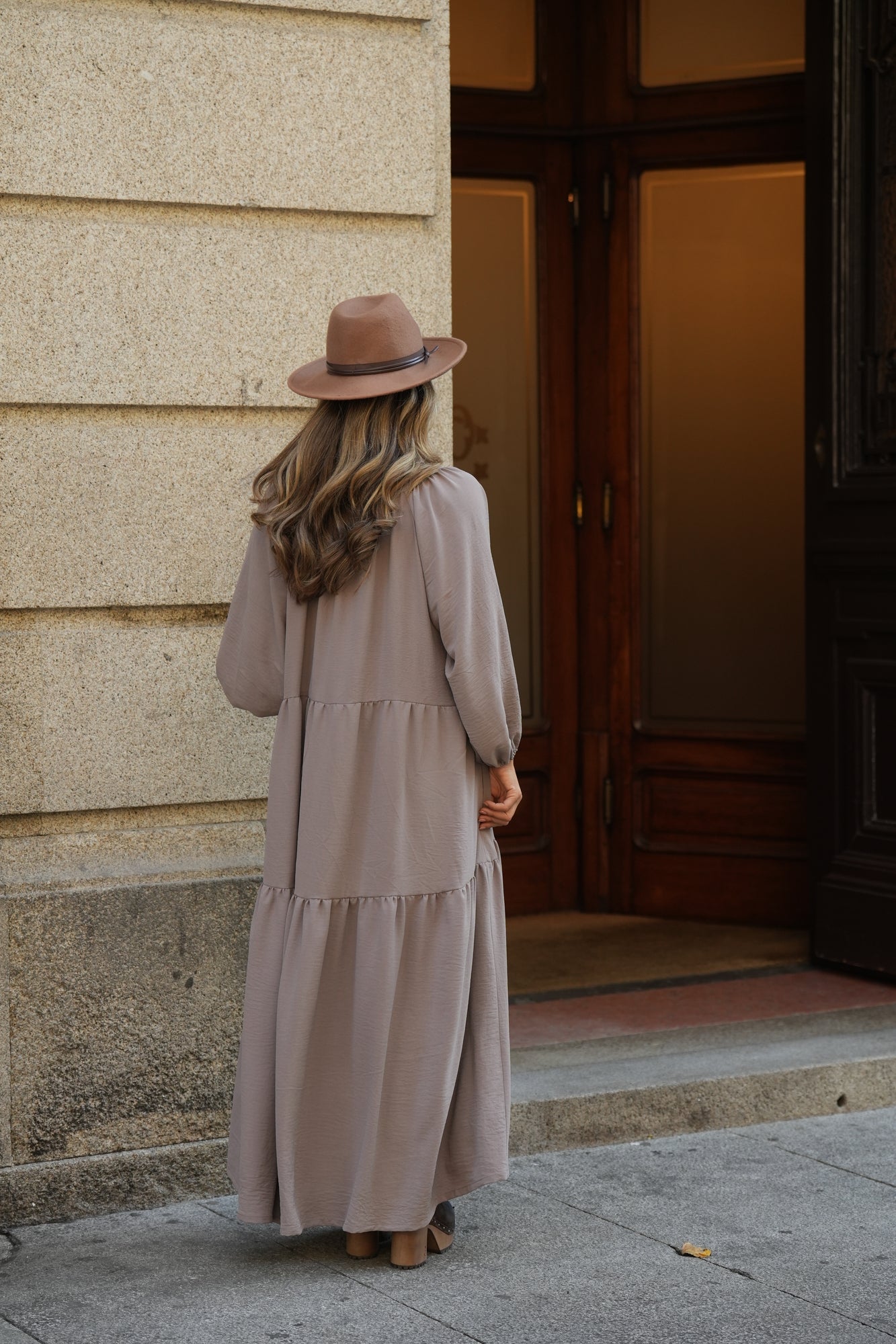 Vestido comprido com folho