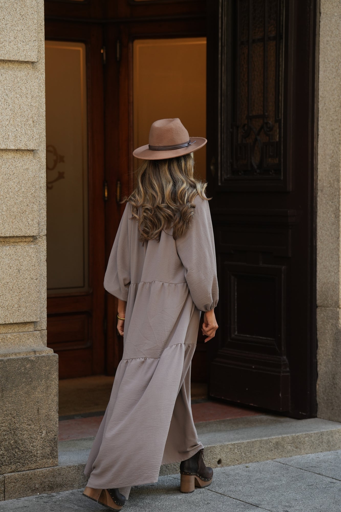 Vestido comprido com folho