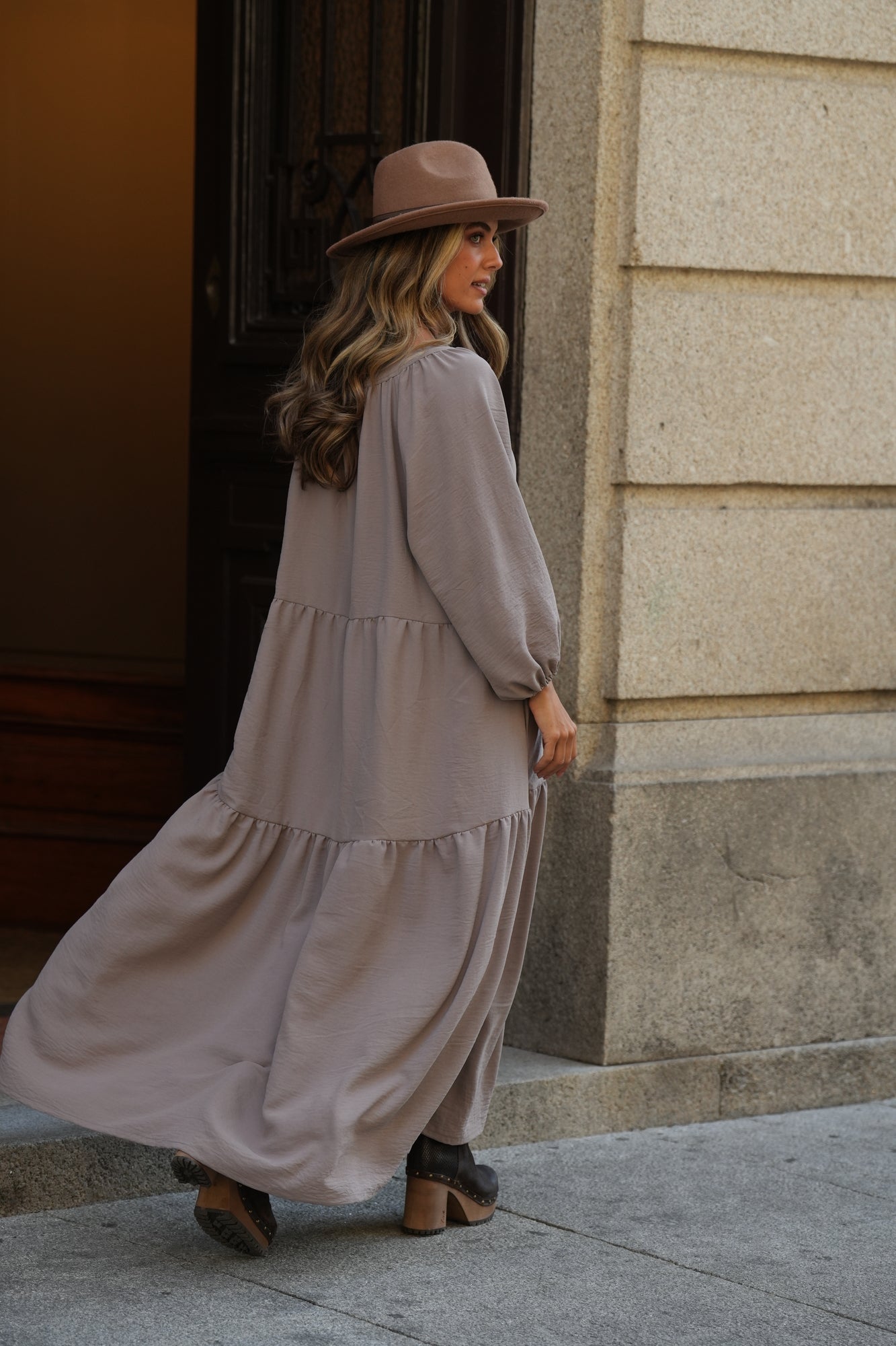 Vestido comprido com folho