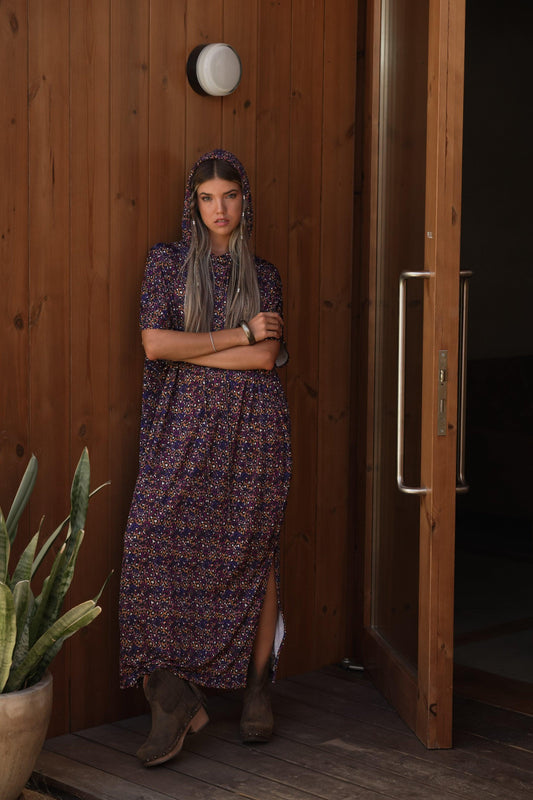 Vestido estampado com capuz