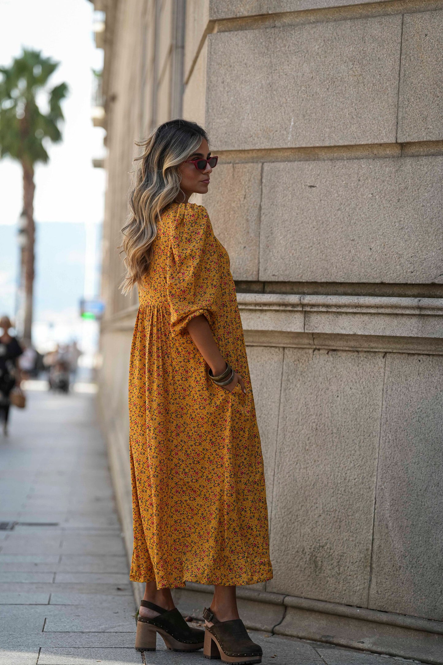 Vestido midi em tecido floral