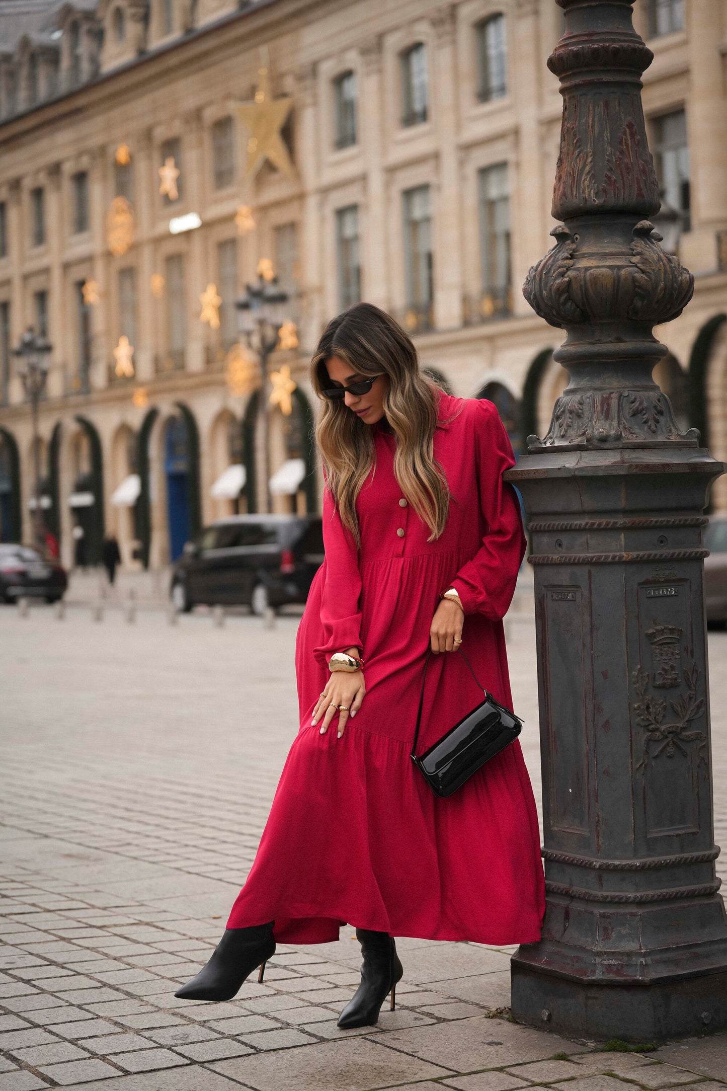 Vestido largo con botones dorados.