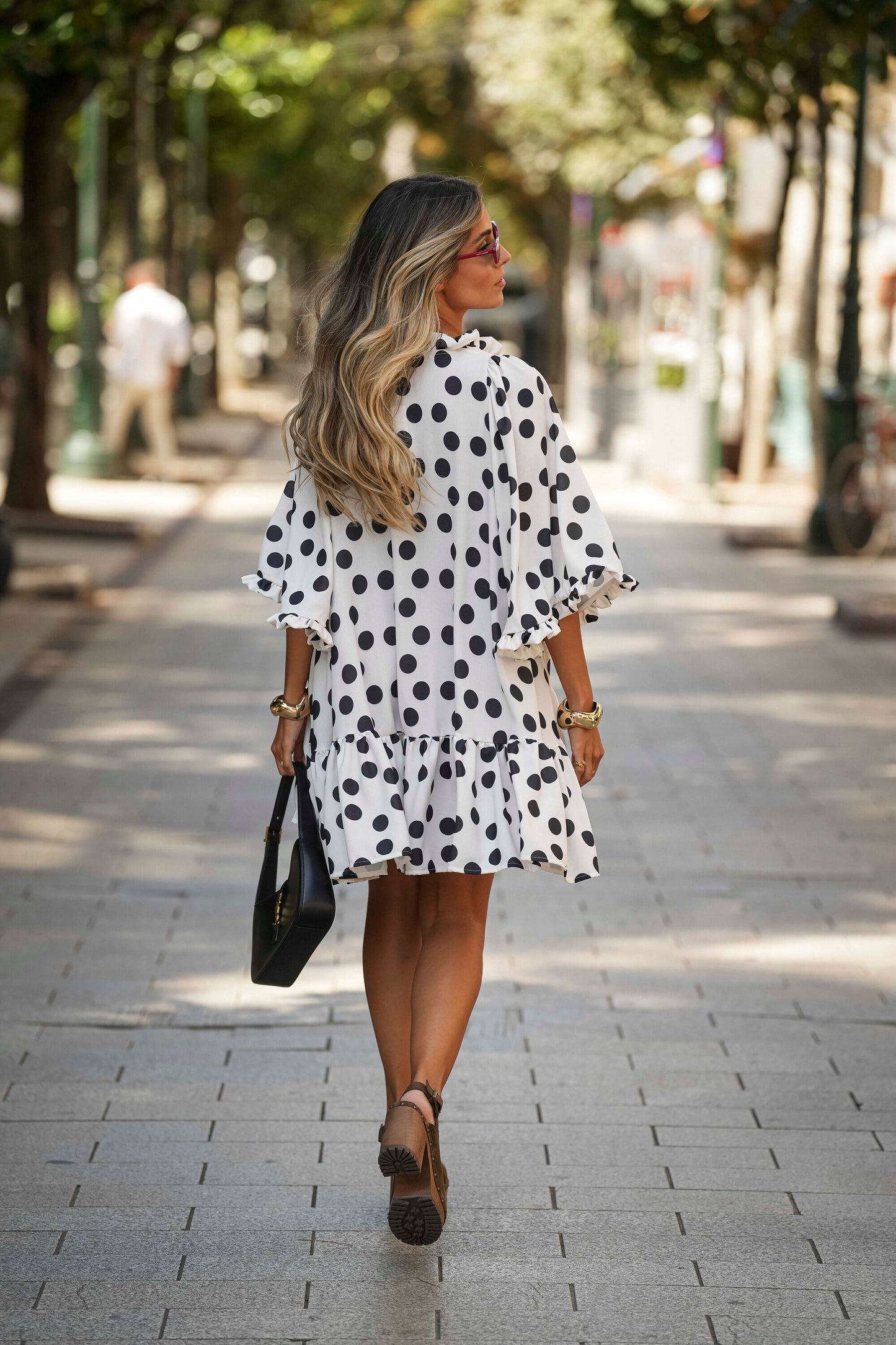 Vestido corto con volantes estampados de bolas