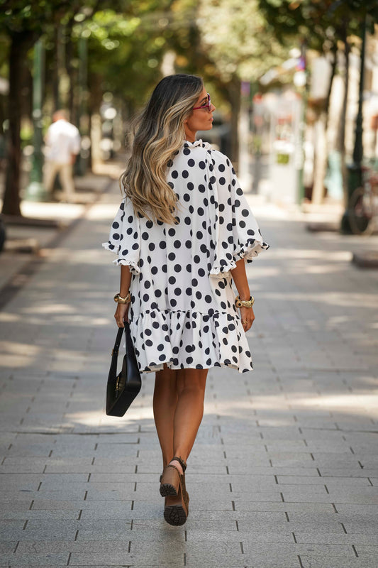 Vestido curto com folho estampado bolas