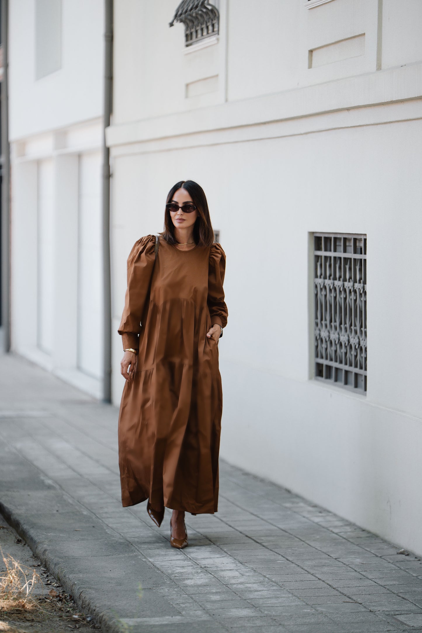 Vestido comprido com folho em camel
