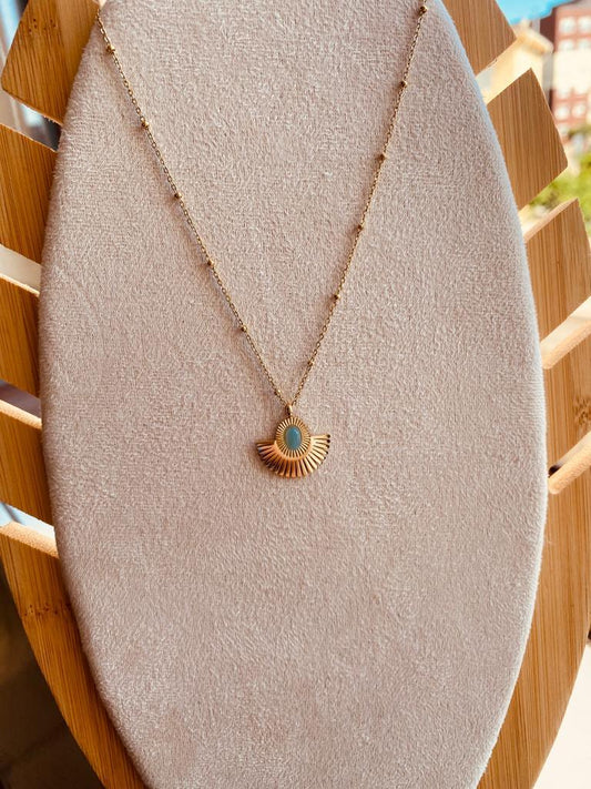 Fio com pendente e pedrinha