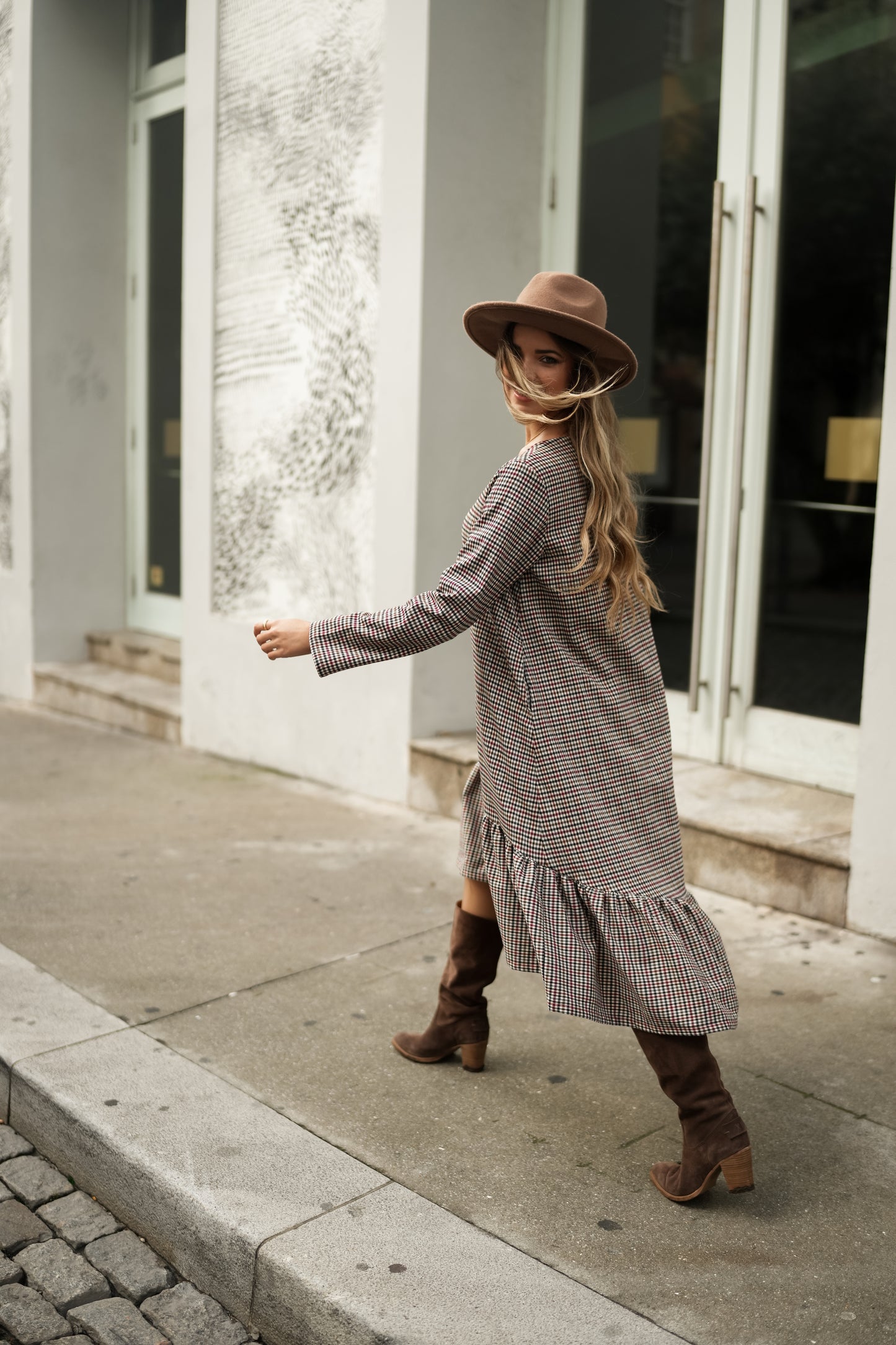 vestido a cuadros con volantes