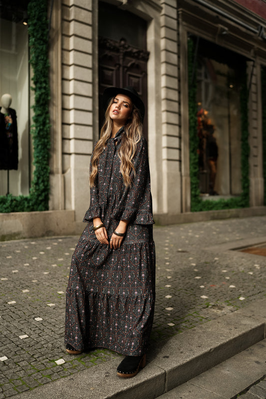 Vestido com laço no decote