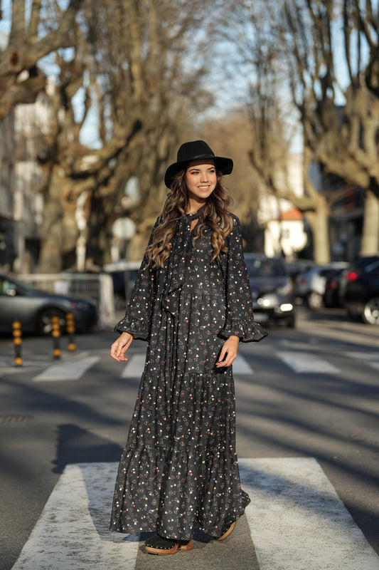 Vestido com laço no decote